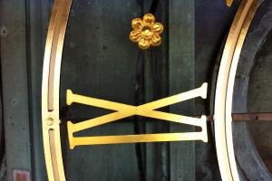 Ziffernblatt-Vergoldung einer Kirchturmuhr 1