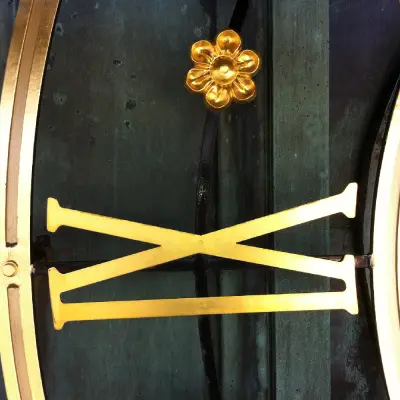 Ziffernblatt-Vergoldung einer Kirchturmuhr